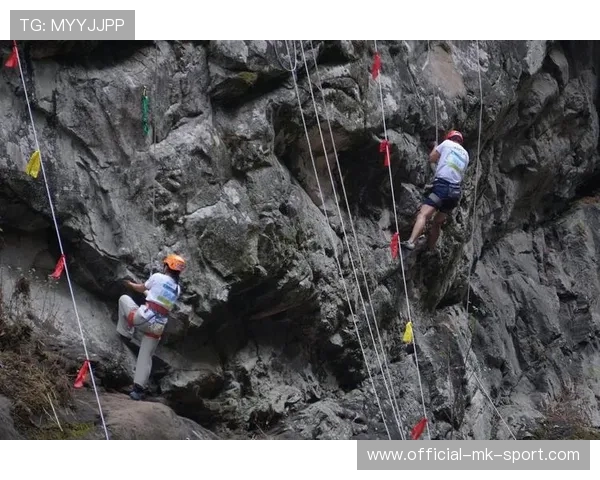 攀岩赛事与环保组织合作举办岩壁清洁志愿活动